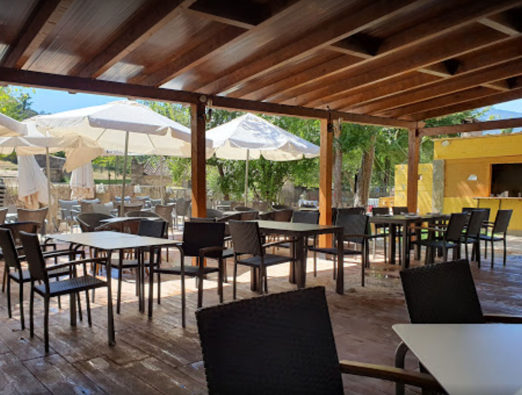 Terraza del restaurante las cruceras